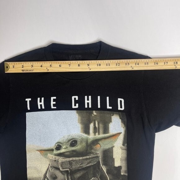 Mandalorian "The Child" Black Baby Yoda T-shirt - Size Small Star Wars - Picture 7 of 10